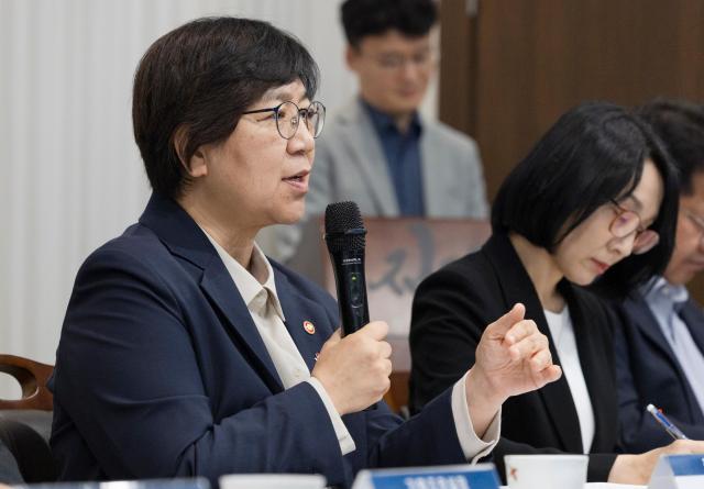 정은경 보건복지부 장관이 지난 11일 열린 취임 1주년 기자간담회에서 기자들의 질의에 답하고 있다 사진보건복지부