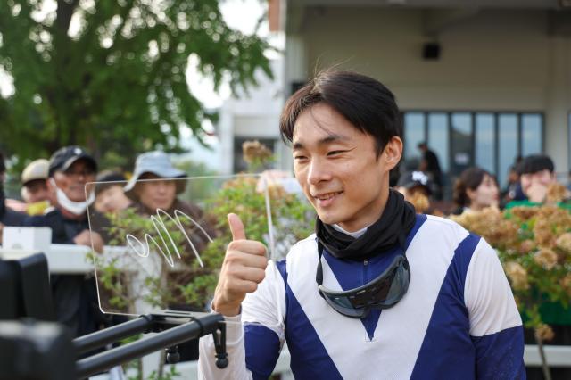 지난해 대통령배 대상경주 우승 직후 사인하는 정도윤 기수사진렛츠런파크 부산경남 