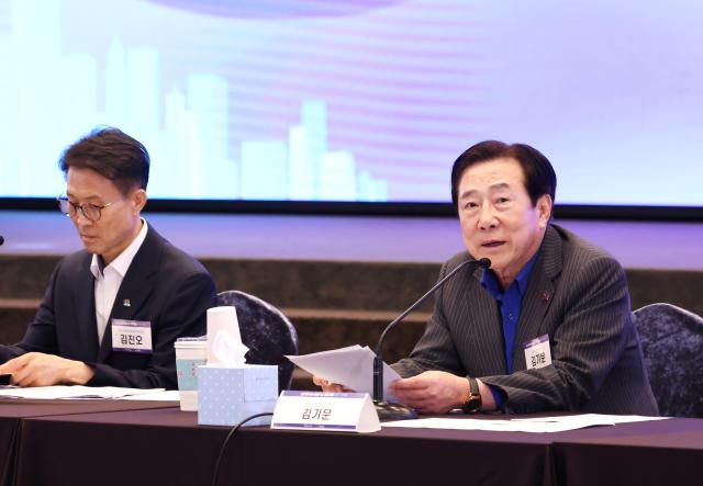 22일 오전 서울 여의도동 중소기업중앙회 KBIZ홀에서 열린 인구구조 변화 대응을 위한 중소기업 정책 간담회에서 김기문 중기중앙회장오른쪽이 발언하고 있다 사진중기중앙회