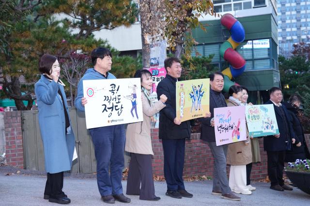 전북특별자치도의회 교육위원회 위원드루이 2025년 11월에 치러진 수능에 앞서 수험생들을 응원하고 있다사진전북특별자치도의회