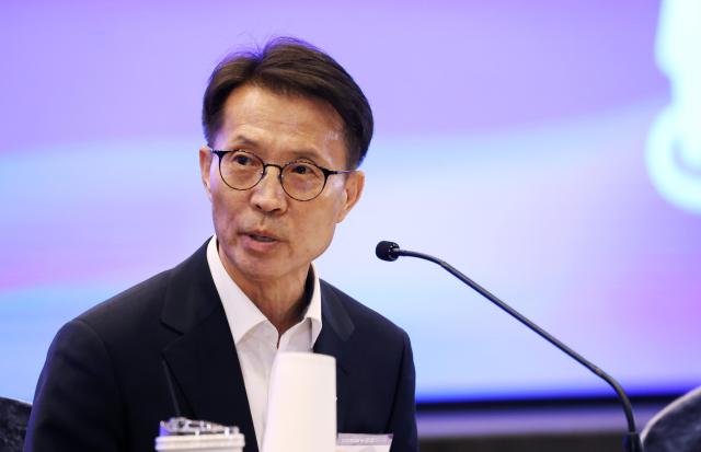 김진오 저출산고령사회위원회 부위원장이 22일 오전 서울 여의도동 중소기업중앙회 KBIZ홀에서 열린 인구구조 변화 대응을 위한 중소기업 정책 간담회에서 발언하고 있다 사진중기중앙회