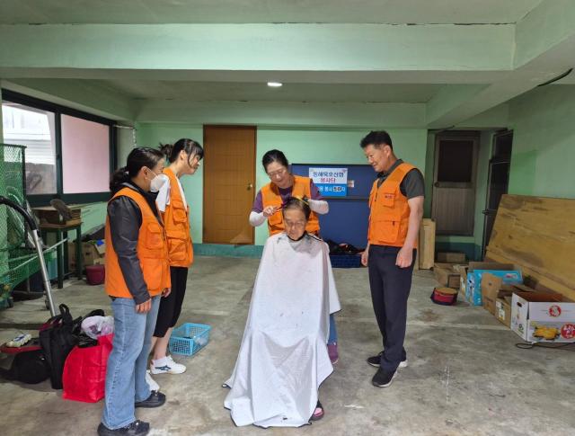 동해묵호신협이 지난 21일 동해묵호신협 봉사단을 통해 동해시 관내 어르신들을 대상으로 제50차 ‘찾아가는 이미용 봉사활동’을 실시하고 있다 사진동해묵호신협