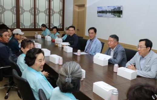 정장선 평택시장, 시청사 환경정비 근로자 격려...근무 고충 직접 청취