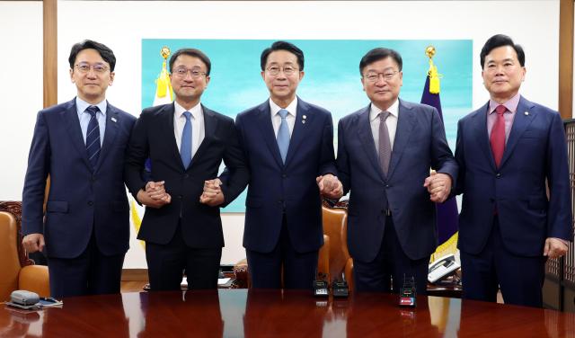 National Assembly Speaker Cho Jung-sik poses for a photo with party leaders before a meeting on June 11 in Seoul.