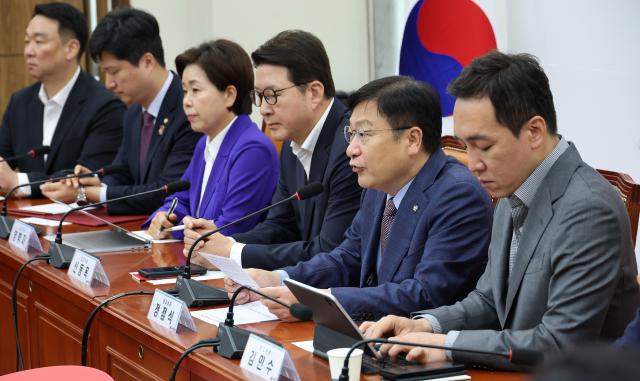People Power Party leadership, including Secretary General Jeong Hee-yong (from left), Woo Jae-jun, Yang Hyang-ja, Shin Dong-wook, floor leader Jeong Jeom-sik, and Kim Min-soo, held a Supreme Council meeting on the 22nd without leader Jang Dong-hyuk.