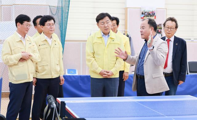 김관영 전북특별자치도지사가운데가 22일 장수노인장애인복지관을 찾아 무더위쉼터 운영 현황과 냉방시설 관리 실태를 점검하고 있다사진전북특별자치도