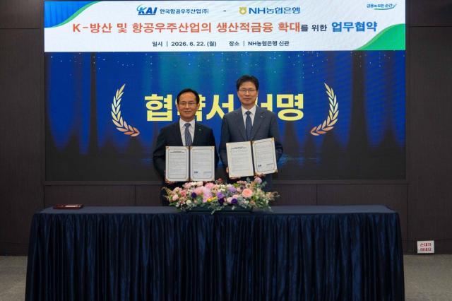 NH Nonghyup Bank President Kang Tae-young (right) and Korea Aerospace Industries CEO Kim Jong-chul (left) pose for a commemorative photo.