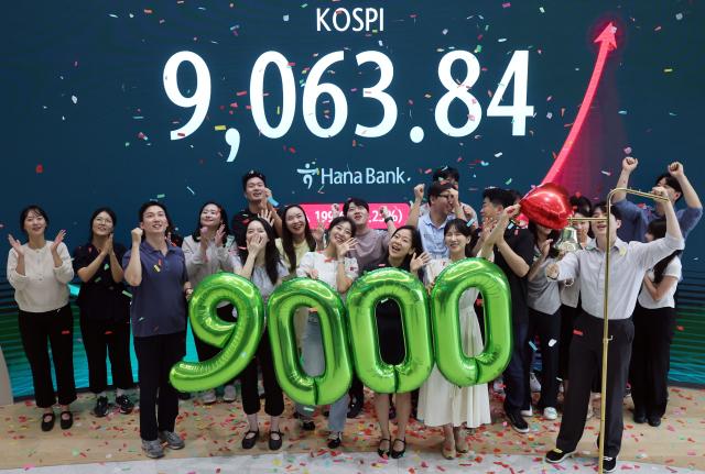 지난 18일 서울 중구 하나은행 본점 딜링룸에서 직원들이 코스피 9000포인트 돌파를 축하하고 있다 사진연합뉴스