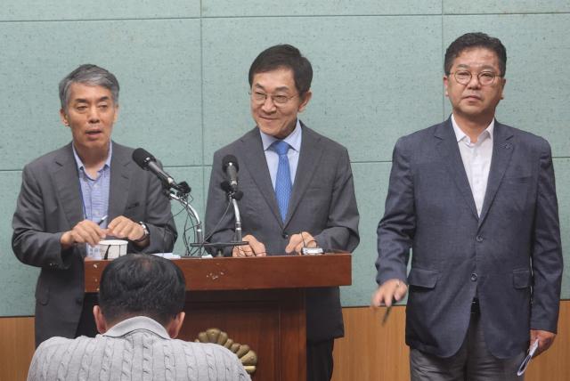신형식 전북특별자치도지사직 인수위원장가운데이 22일 언론 브리핑을 통해 차기 도정 방향을 제시하고 있다사진도지사직인수위