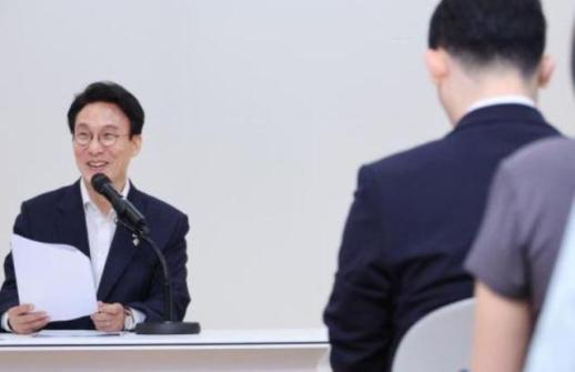 김민석, 취임 후 첫 방중…하계 다보스포럼 참석