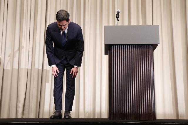 Shinsegae Group Chairman Chung Yong-jin bows in apology over the Starbucks Korea Tank Day controversy during a meeting at Josun Palace Hotel in Gangnam-gu Seoul on May 26 2026 Yonhap