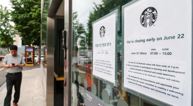 A notice announcing shortened business hours is posted at a Starbucks store in Seoul on June 22 2026 Starbucks Korea closed all of its stores nationwide early for the first time since opening its first South Korean outlet in 1999 AJP Yoo Na-hyun