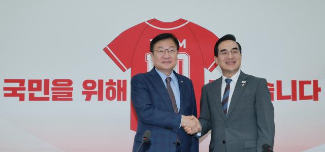 정점식 국민의힘 원내대표가 22일 국회를 찾은 박홍근 기획예산처 장관과 기념 촬영하고 있다 사진연합뉴스