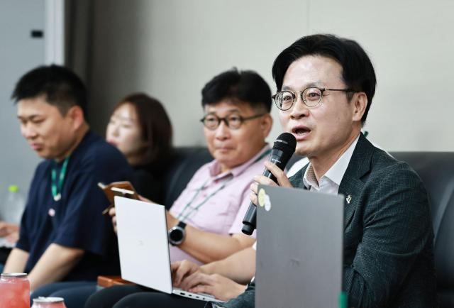 김정관 산업통상부 장관이 22일 정부세종청사 산업통상부 기자실에서 기자들과 만나 대화를 나누고 있다 사진산업통상부