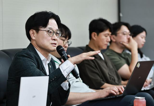 김정관 산업통상부 장관이 22일 정부세종청사 산업통상부 기자실에서 기자들과 만나 대화를 나누고 있다 사진산업통상부
