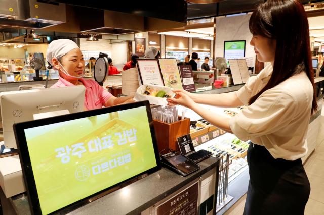 고객이 신세계백화점의 협력회사 ESG 지원사업 참여 업체인 다르다김밥 광주 매장에서 고객이 상품을 구매하고 있다 사진신세계백화점