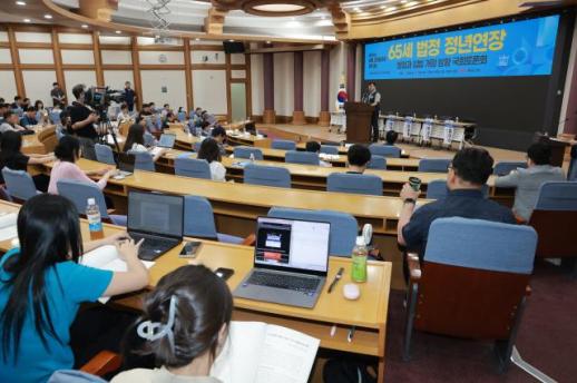 정년 연장, 청년세대와 일자리 상생 고려해야