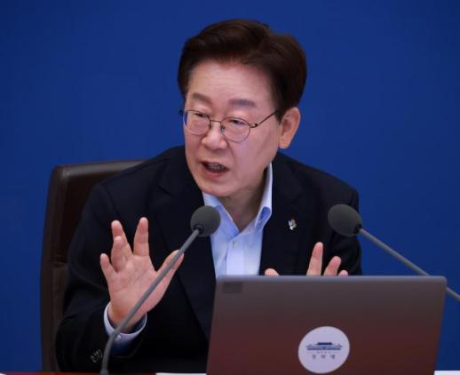 Tổng thống Lee Jae-myung: Sự phát triển của ngành bán dẫn ẩn chứa bóng tối phân hóa xã hội... Nỗ lực chính sách cho thanh niên là quan trọng