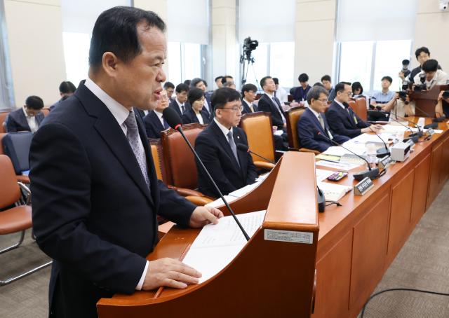 위철환 중앙선거관리위원장 직무대행이 23일 국회에서 열린 투표용지 부족사태 등 국민참정권 침해 진상규명 및 선거관리 개혁을 위한 국정조사 특위 전체회의에서 업무보고를 하고 있다 사진연합뉴스