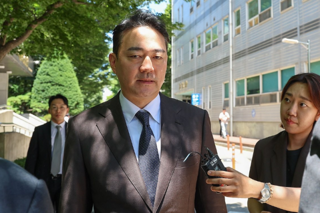 법원에 회생을 신청한 JTBC 등 중앙그룹 계열사 5곳에 대한 대표자 심문 기일이 열린 23일 홍정도 중앙그룹 부회장이 서초구 서울회생법원에서 열린 중앙그룹 계열사 기업회생신청 대표자 심문을 마친 뒤 이동하고 있다 사진연합뉴스 공동취재단