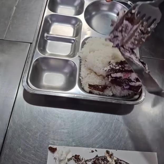 안나의 집에서 케이크를 배식하는 모습 사진김하종69·빈첸조 보르도 신부 사회관계망서비스