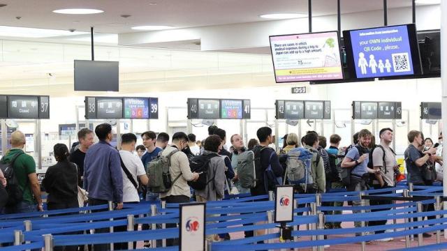 도쿄 하네다공항에서 외국인 입국자들이 입국 심사를 위해 줄을 서고 있다 사진도쿄 연합뉴스