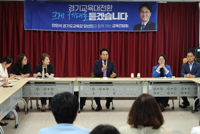 안민석 경기도교육감 당선인이 22일 남양주에서 열린 경기교육대전환 경청투어에서 학부모들과 지역 교육현안을 논의하고 있다 사진안민석 인수위