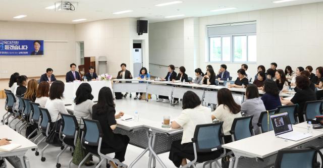 안민석 경기도교육감 당선인이 22일 하남에서 열린 경기교육대전환 경청투어에서 학부모들과 과밀학급·학군 등 생활권 교육현안을 논의하고 있다 사진안민석 인수위