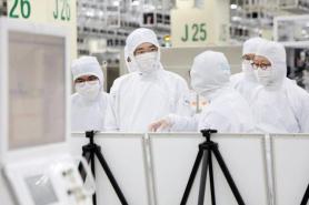 Samsungs Lee Jae-yong Visits HBM Production Site to Oversee AI Semiconductor Strategy