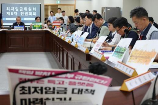 최저임금 심의 본격화...勞 1만2000원 vs 使 인상 신중