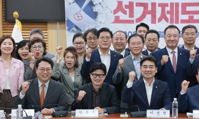 23일 국회 의원회관에서 이성권 국민의힘 의원과 범시민사회단체연합이 연 참정권 피해사태와 선거제도 개혁 국회 토론회에서 이 의원앞줄 오른쪽부터 한동훈 무소속 의원 천하람 개혁신당 원내대표 등 참석자들이 기념 촬영하고 있다 사진연합뉴스