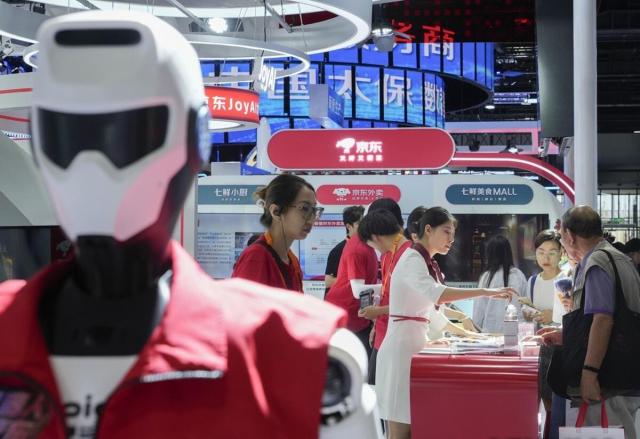 2025년 중국국제서비스무역교역회CIFTIS 징둥 부스의 로봇 사진연합뉴스·신화