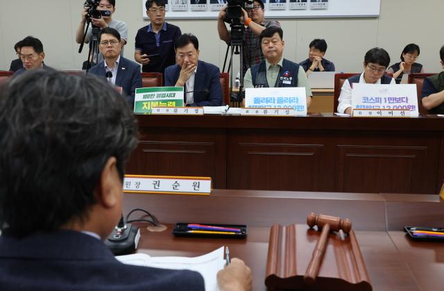 내년 최저임금 첫 제시안…노동계 1만2000원 vs 경영계 동결