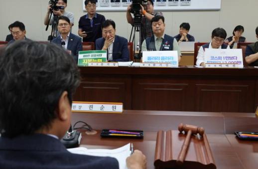 내년 최저임금 첫 제시안…노동계 1만2000원 vs 경영계 동결