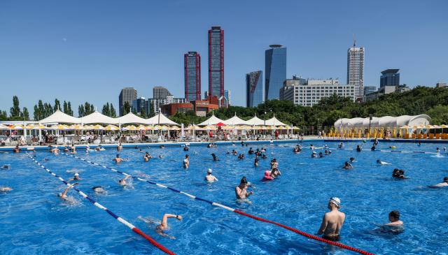 Han River pool opens as heat wave arrives early 