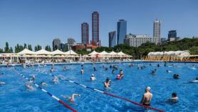 Han River pool opens as heat wave arrives early 