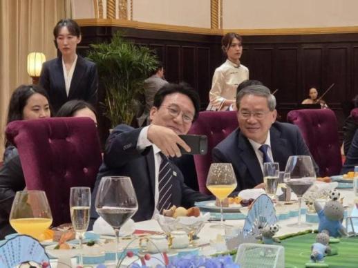两国总理亲密互动 金民锡公开与李强自拍