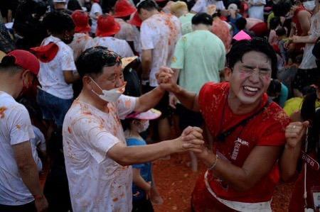 3선 군수로 오는 26일 퇴임식을 앞둔 최문순 화천군수는 재임 기간 산천어축제와 토마토축제 현장을 직접 누비며 관광객들과 어울려 축제 분위기를 이끌고 주민·방문객들과 소통하는 현장 행정을 펼쳤다 사진은 최문순 화천군수가 매년 강원 화천군 사내면 문화마을 일대에서 열리는 화천토마토축제에서 관광객과 함께 축제를 즐기는 모습사진박종석 기자