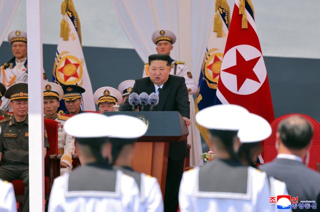 북한이 5000t급 신형 구축함 최현호를 실전 배치했다 조선중앙통신은 24일 김정은 국무위원장이 참석한 가운데 전날 남포항에서 최현호의 취역식이 진행됐다고 보도했다 사진연합뉴스 
    