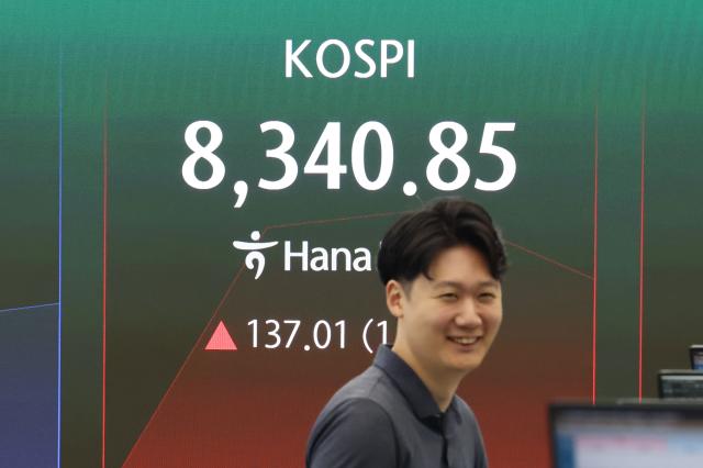 8,300선 회복한 코스피. 24일 서울 중구 하나은행 본점 딜링룸 현황판에 코스피가 표시돼 있다. [사진=연합뉴스]