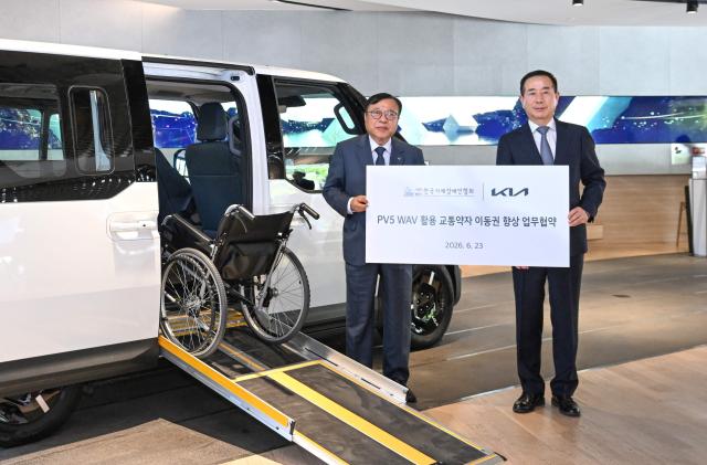 Kia360에서 진행된 협약식에서 기아 국내사업본부장 정원정 부사장오른쪽 한국지체장애인협회 황재연 중앙회장왼쪽이 기념 촬영을 하고 있다