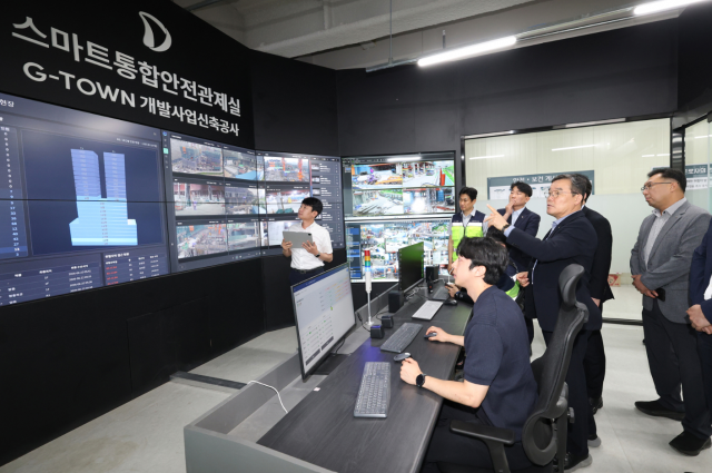 김보현 대우건설 대표이사오른쪽 두번째가 과천 G-TOWN 개발사업 신축공사 현장에서 열린 안전보건 소통 간담회에 참석해 AI 기반 CCTV 스마트 통합안전관제실을 둘러보고 있다 사진대우건설