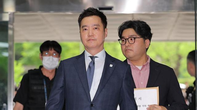 故 김새론의 사망 원인이 배우 김수현의 채무 압박 때문이라는 등 허위 사실을 유포한 혐의를 받는 김세의 가로세로연구소 대표가 지난달 26일 서초구 서울중앙지방법원에서 열린 구속 전 피의자 심문영장실질심사에 출석하는 모습 사진연합뉴스