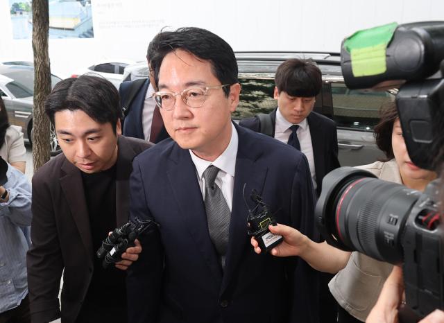 심우정 전 검찰총장이 24일 내란 가담 의혹 등 피의자 조사를 위해 경기도 과천 권창영 2차 종합 특별검사팀으로 출석하고 있다 사진연합뉴스
