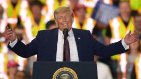 Trump yêu cầu giảm giá xăng nhanh hơn, chỉ đạo điều tra các công ty dầu lớn
