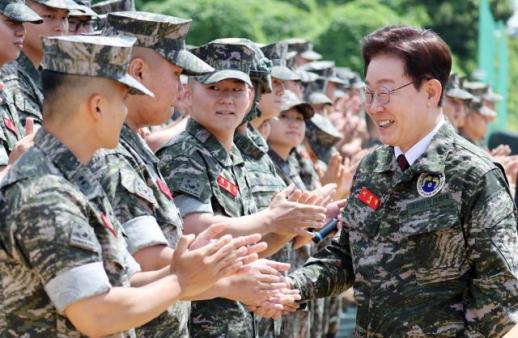 李在明访问延坪岛视察军队