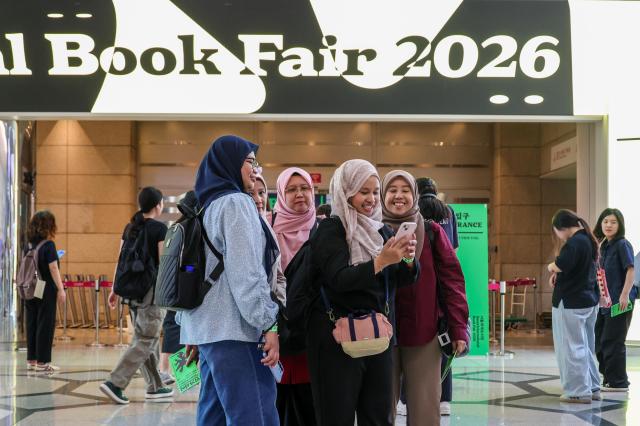 Visitors pose for commemorative photos during the 2026 Seoul International Book Fair at COEX in Gangnam-gu, Seoul, on June 23, 2026. AJP Yoo Na-hyun




