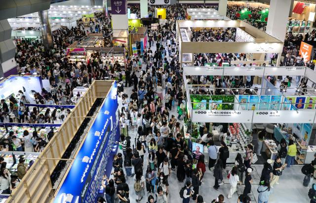 Visitors browse exhibition booths during the 2026 Seoul International Book Fair at COEX in Gangnam-gu, Seoul, on June 23, 2026. AJP Yoo Na-hyun