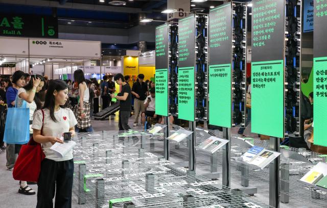 Visitors browse exhibition booths during the 2026 Seoul International Book Fair at COEX in Gangnam-gu, Seoul, on June 23, 2026. AJP Yoo Na-hyun

