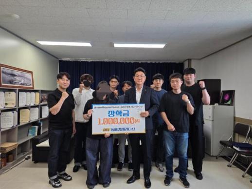 동해경제리더스, 조손가정 대학생에 생활비 장학금 전달